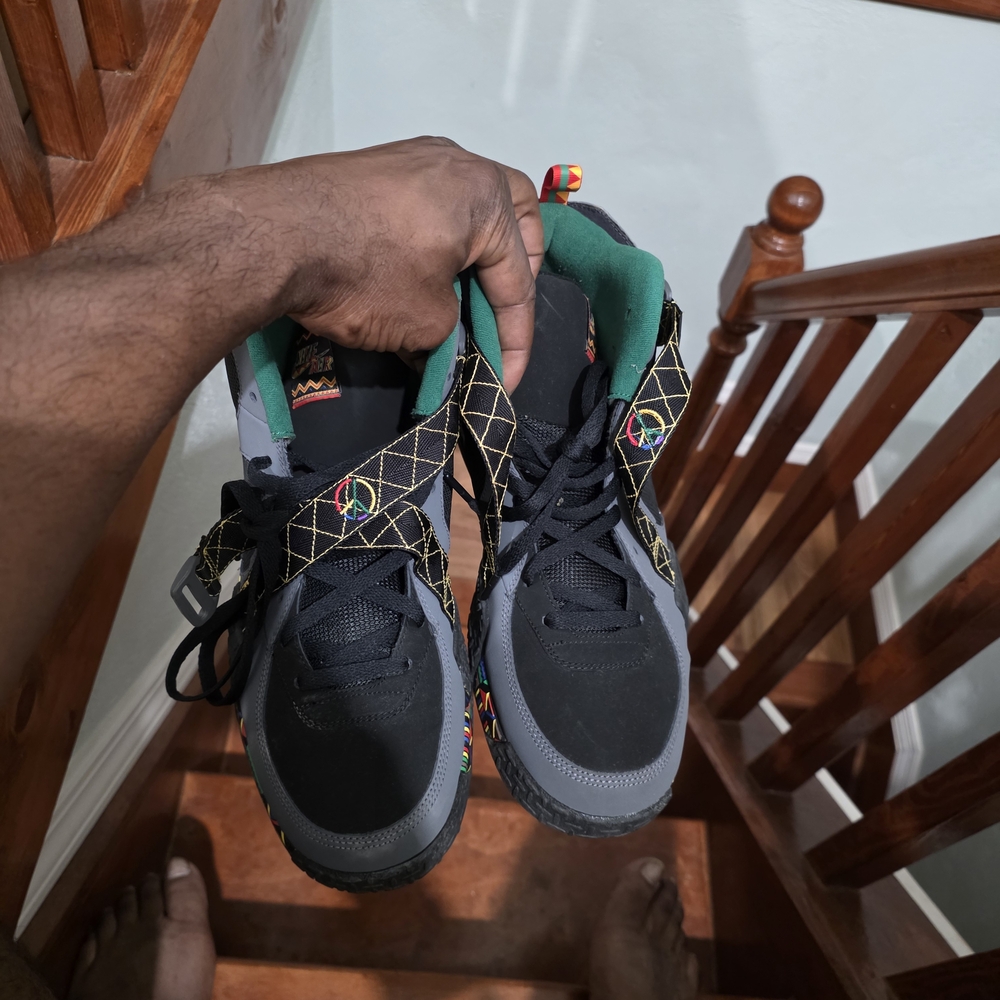 Gray Sneakers With Colorful Pattern - image 4